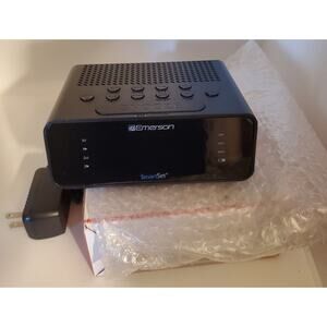 Emerson CKS1900 SmartSet Alarm Clock Radio Battery Backup Knows The Time AM FM